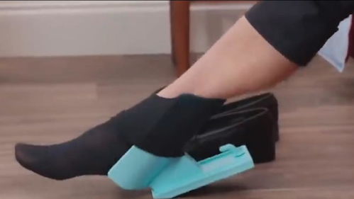 牛人发明的神器,懒人都觉得 丧心病狂 ,脚一蹬就穿好了袜子