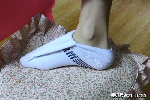 穿鞋时袜子露在外边不好看 只需一个 小动作 ,巧妙的把袜子隐藏好