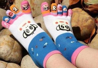 卖五指袜的姑娘,现在月收入过万元