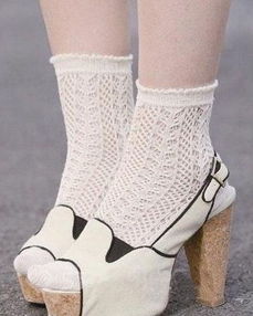 穿高跟鞋要穿袜子吗