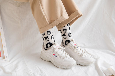 INS风潮流 2019秋冬卡通中筒袜穿搭指南