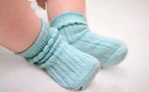 宝宝秋冬睡觉要不要穿袜子？儿科专家告诉你真相